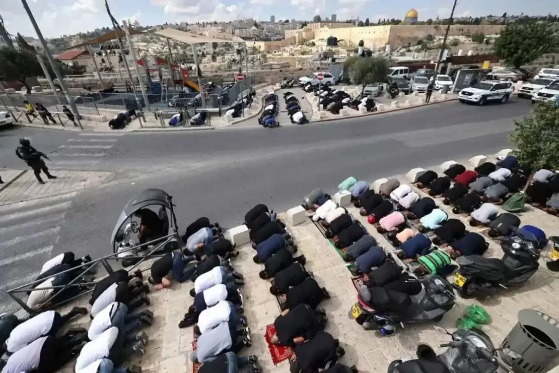 الاحتلال يعتدي على المصلين في المسجد الأقصى