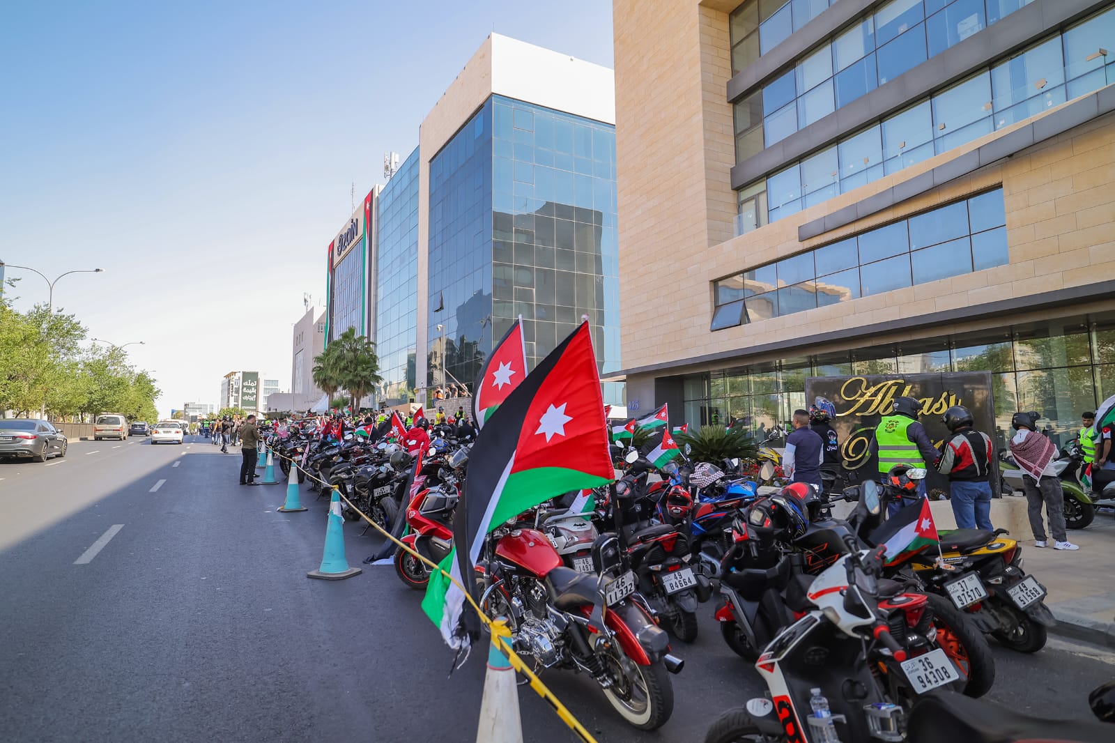 مسيرة دراجات مزيّنة بالأعلام الأردنية تنطلق من زين 
