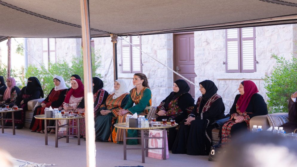 الملكة رانيا تزور معان وتلتقي مستفيدين من منح التمكين الاقتصادي