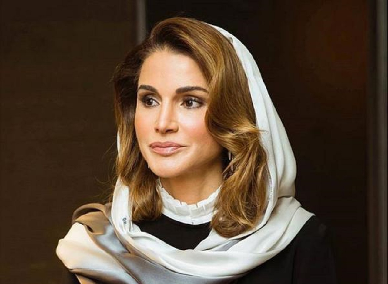 فيديو ..  الملكة رانيا تقدم واجب العزاء لذوي شهداء اعتداء الكرك 
