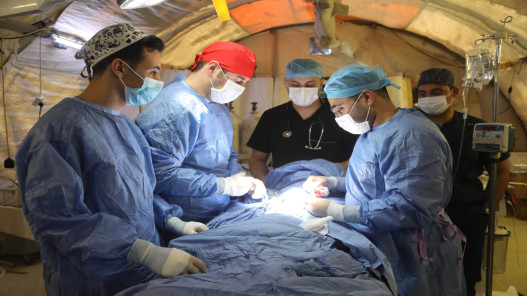 المستشفى الميداني الأردني جنوب غزة/ 9 يجري عملية جراحية دقيقة