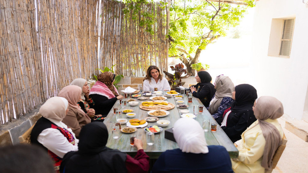 الملكة رانيا تزور جمعية أصايل بدر الخيرية