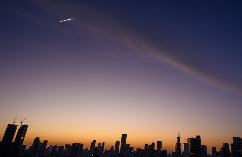 موجات قصف صاروخي إيراني متتالية تضرب وسط إسرائيل