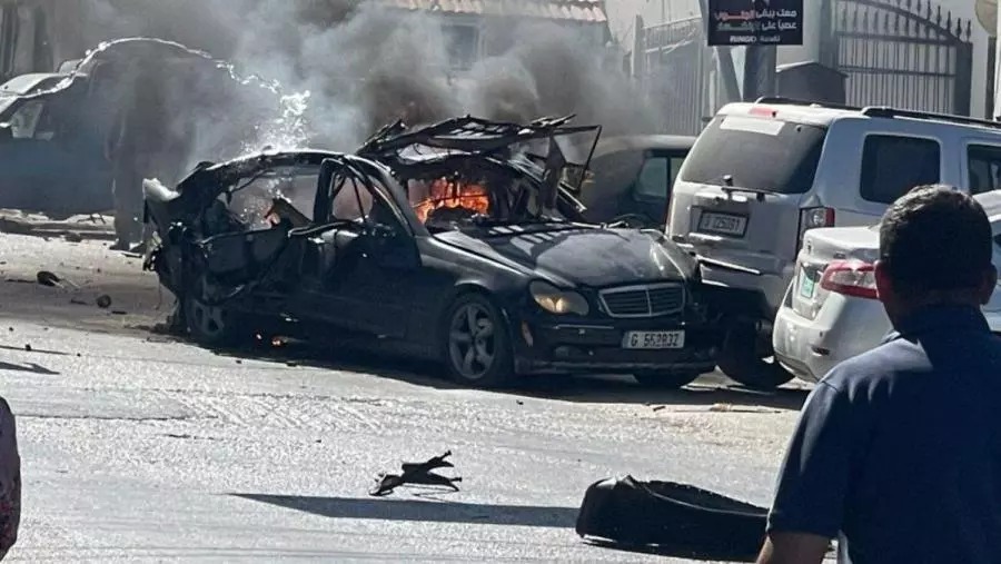شهيد و11 جريحًا  ..  غارة تصيب سيارة قرب مستشفى تبنين جنوب لبنان