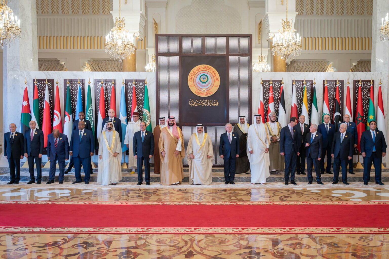 القمة العربية الـ33:ملك البحرين يطرح مبادرة وبن سلمان:الحل بدولة فلسطين 