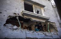 فلسطينيون يعاينون الدمار الناجم عن القصف الإسرائيلي على رفح جنوب قطاع غزة الخميس (أ.ب)