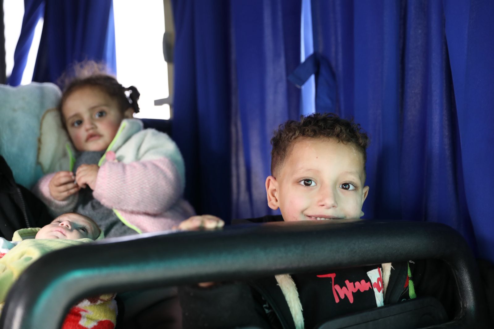 الجيش يجلي الدفعة الـ23 من أطفال غزة المرضى للعلاج في الأردن