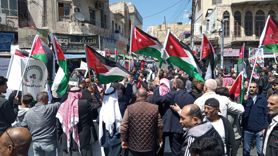 وقفة حاشدة أمام المسجد الحسيني دعماً للقدس ومواقف الملك ..  صور