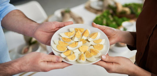 مدة صلاحية البيض المسلوق بين الثلاجة وخارجها