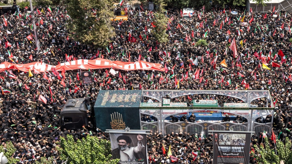 حشود ضخمة تشارك في وداع خامنئي بمدينة قم