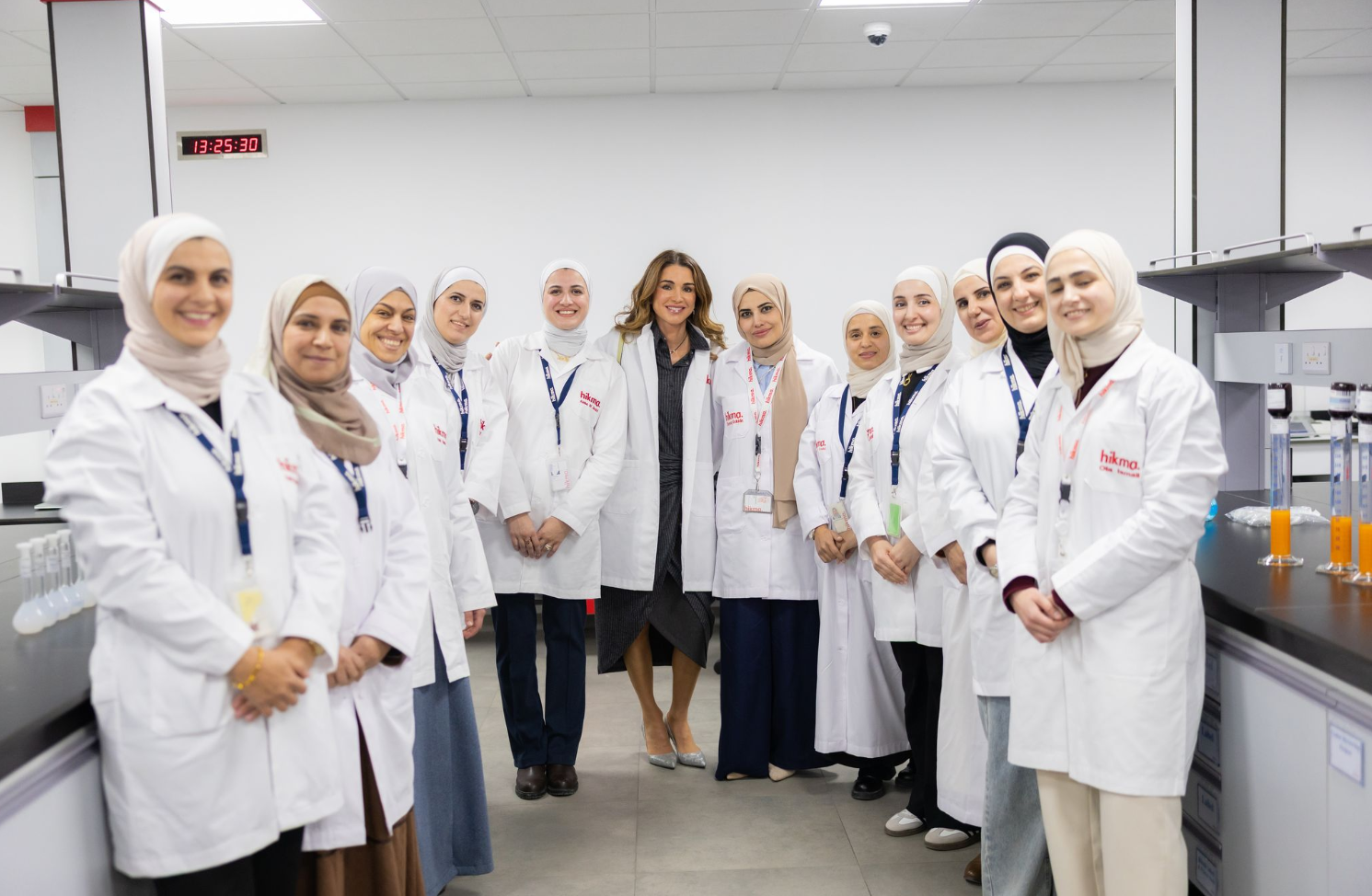 الملكة تزور مصنع لشركة أدوية الحكمة في السلط