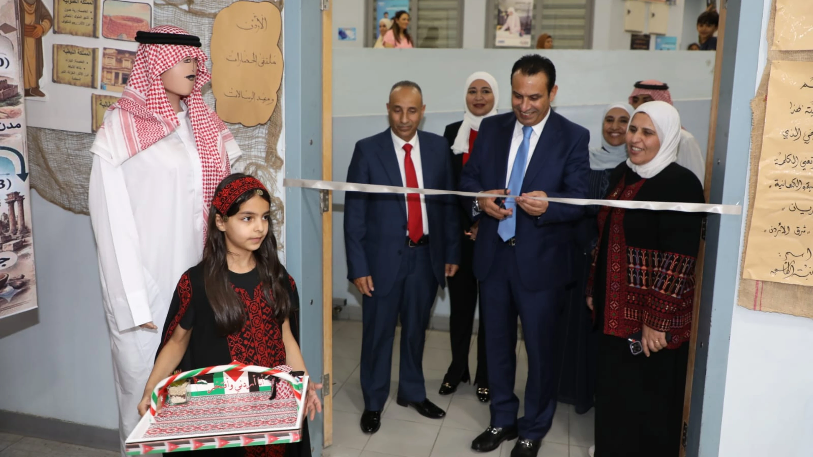 طالبات مدرسة مادبا يوثقن الحضارات التاريخية في معرض "الأرض والإنسان"
