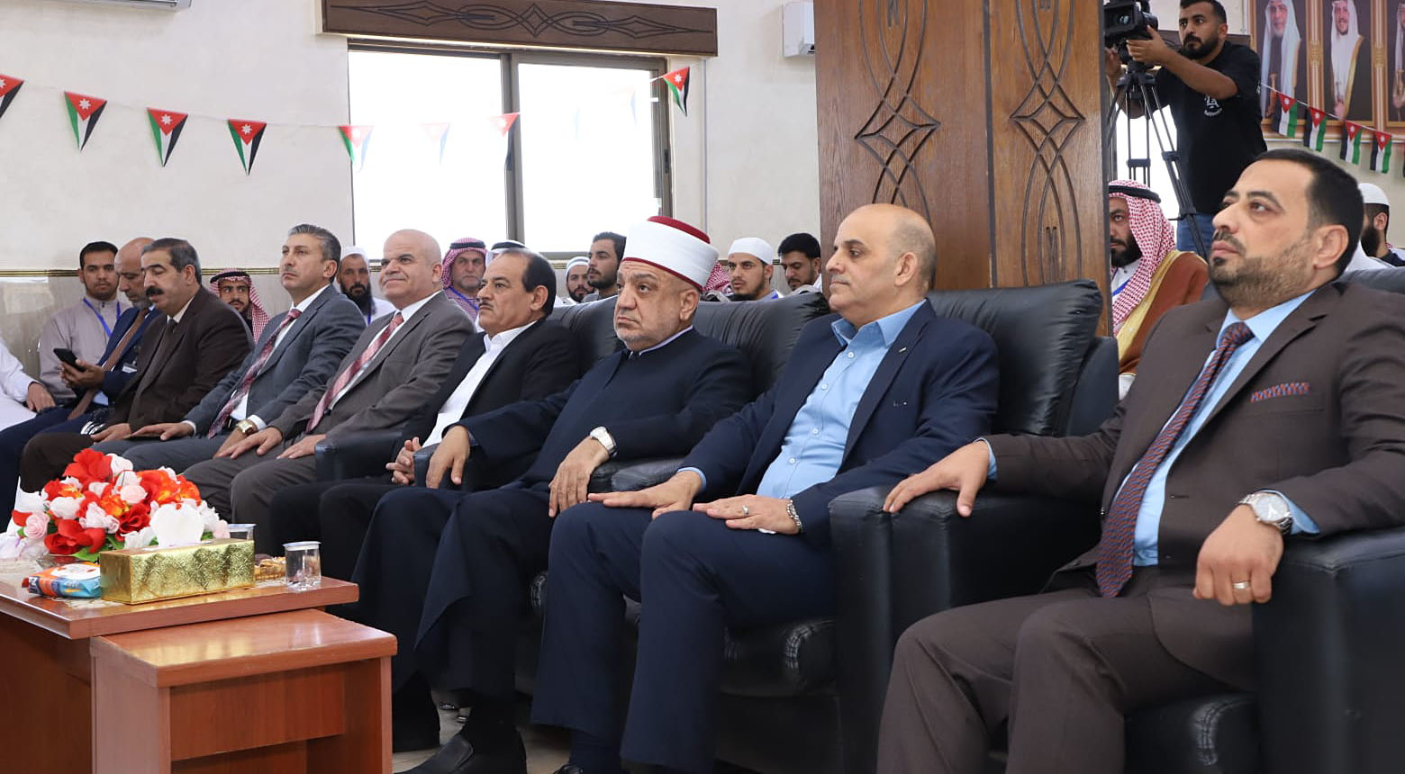 مساعدات نقدية للطلبة والأيتام بالمزار الجنوبي