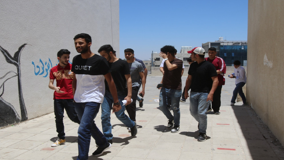 طلبة التوجيهي يبدون ارتياحهم بعد تقديم امتحان التربية الإسلامية