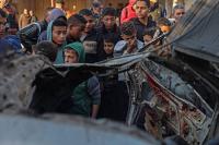 أطفال تجمعوا حول سيارة غارة للاحتلال الإسرائيليّ في رفح بجنوب قطاع غزة الثلاثاء (أ.ف.ب)