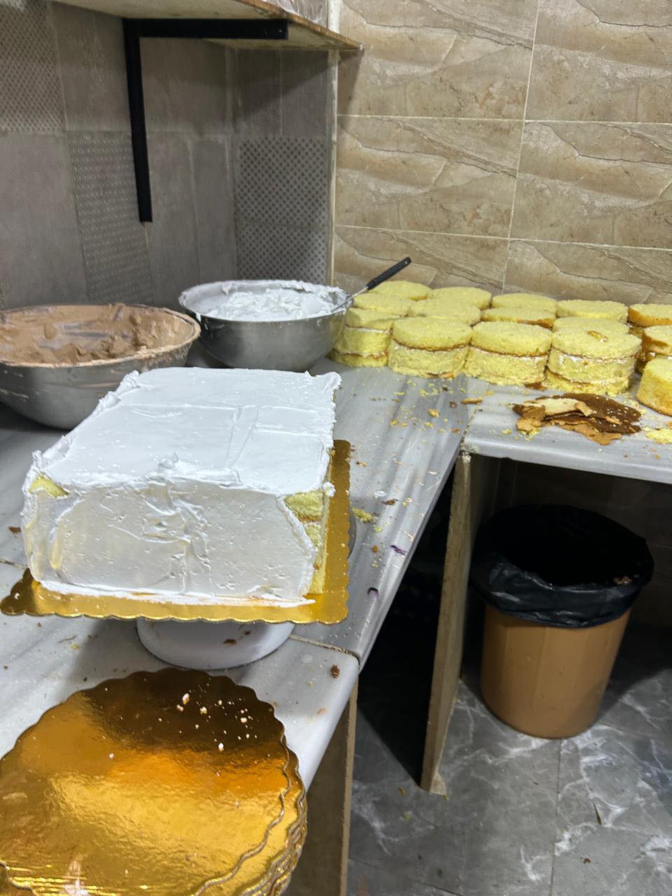 إغلاق مشغل حلويات في المفرق ..  صور