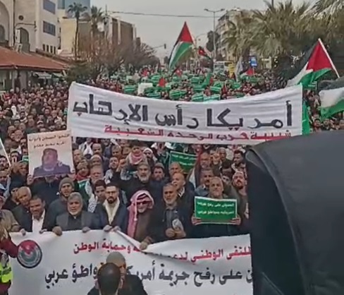 أردنيون قرب السفارة الأمريكية:أمريكا رأس الإرهاب