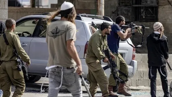 مستوطنون يصيبون 3 فلسطينيين والجيش يعتقل 7 آخرين بالضفة