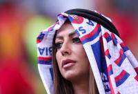 مشجعة صربية ترتدي " الحطة و العقال " 