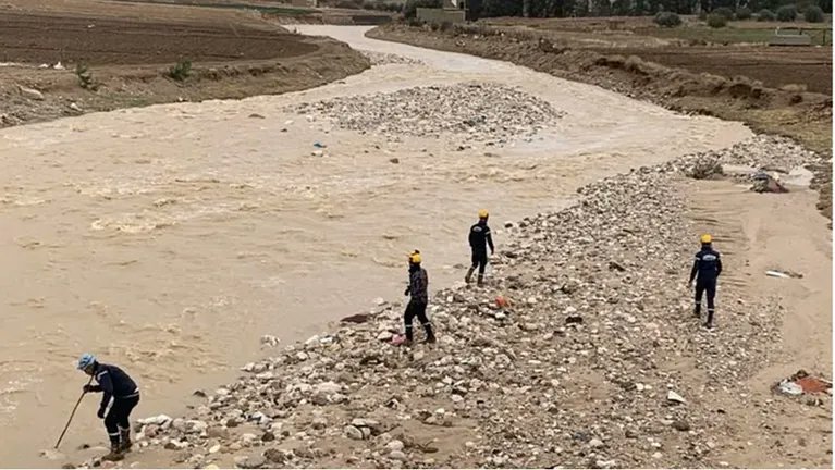 العثور على غريق داخل مجرى سيل الزرقاء 