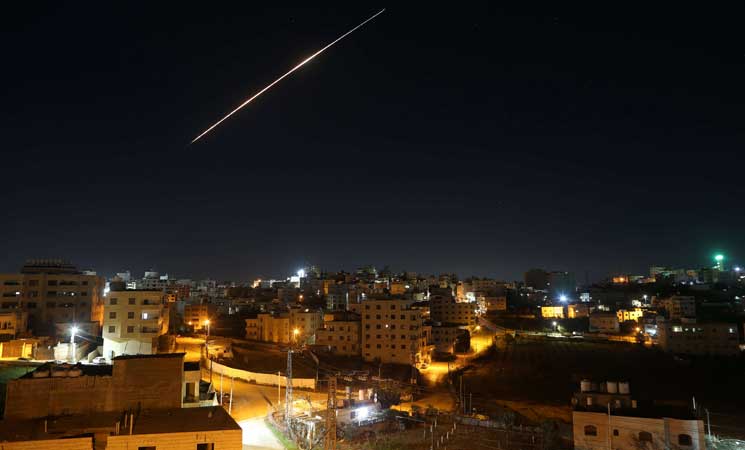 صواريخ إيرانية تُزين سماء تل أبيب 