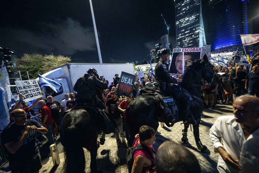 متظاهرون غاضبون يضرمون الناس قبالة وزارة الدفاع الإسرائيلية