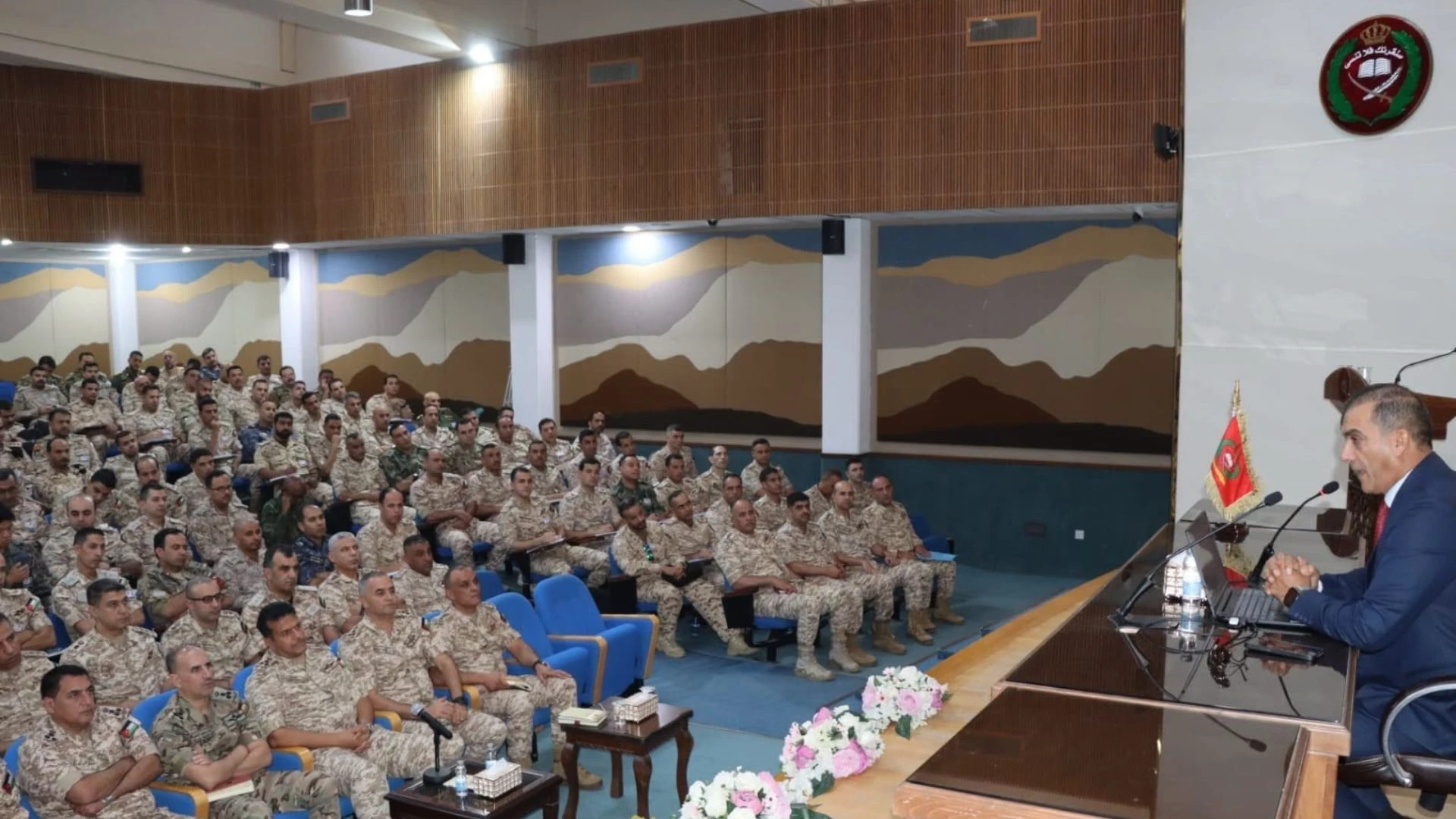 محاضرتان حول مهارات التفكير الناقد والتحليل الاستراتيجي في كلية القيادة