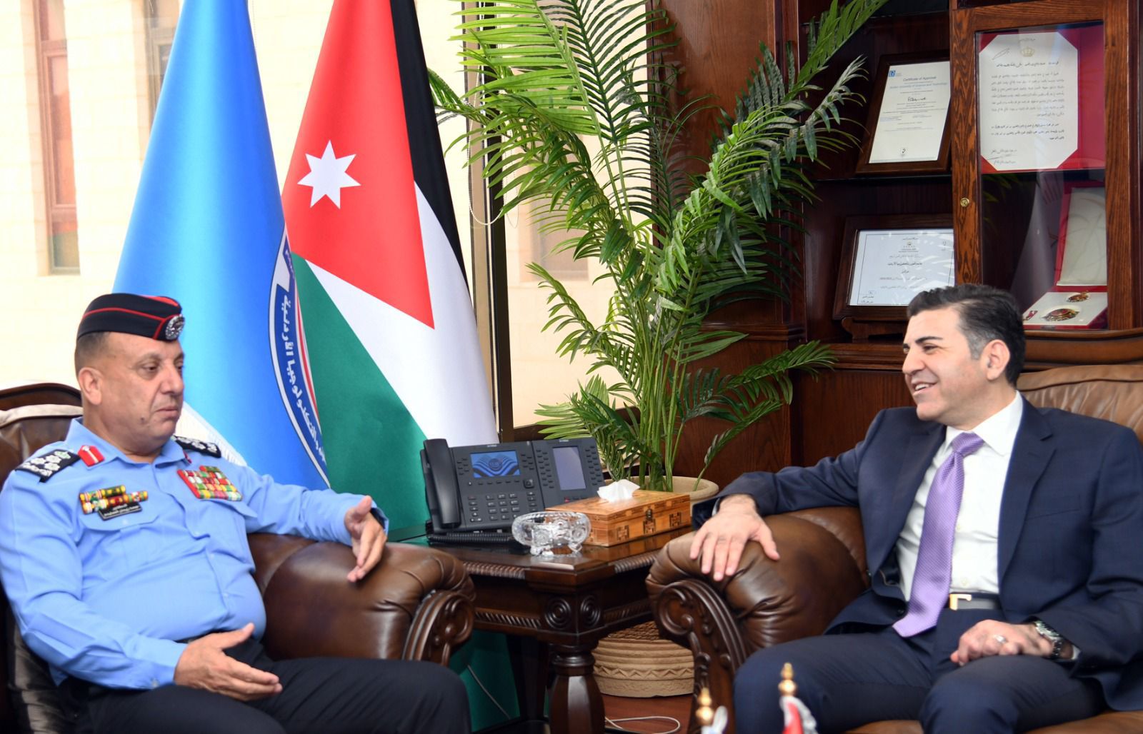 جامعة العلوم والتكنولوجيا تعزز التعاون مع مديرية الأمن العام 