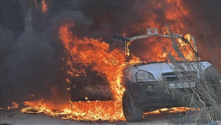 مستوطنون يحرقون مركبات فلسطينية بالضفة 