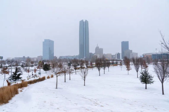 ترمب يعلن الطوارئ في 10 ولايات بسبب العاصفة الثلجية