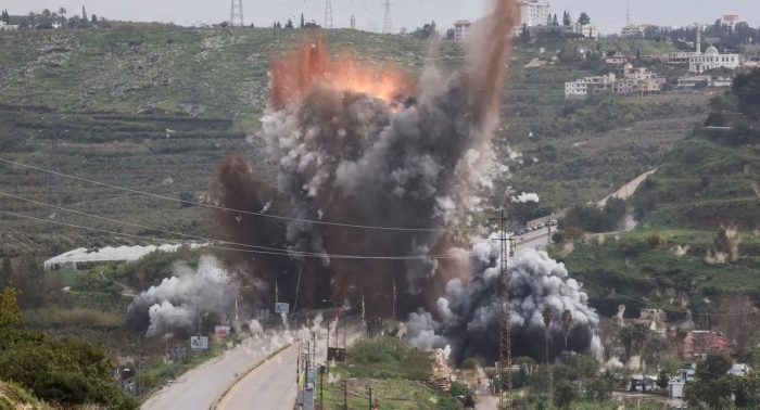 8 شهداء و20 جريحًا في غارات إسرائيلية وتدمير جسر جنوبي لبنان