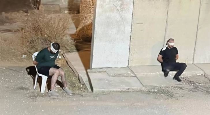 صورة مؤلمة توثق احتجاز فلسطينيين بحاجز عورتا