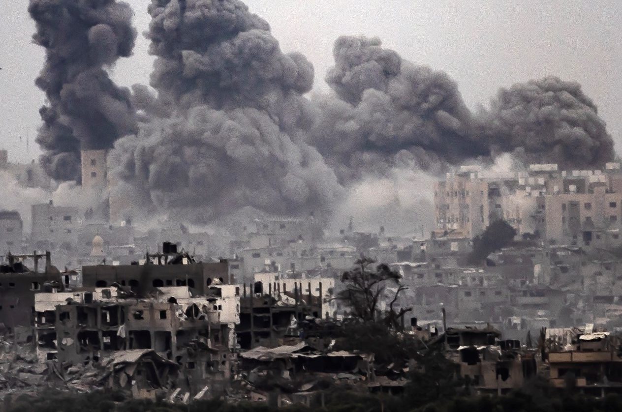 شهداء وجرحى جراء قصف الاحتلال منزلاً في دير البلح  