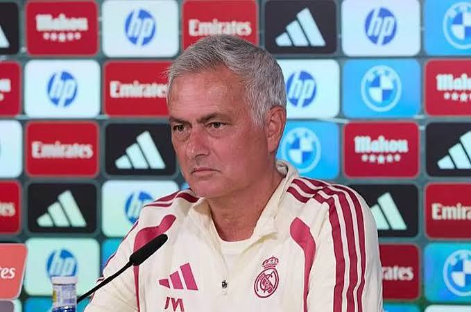 مورينيو يتهم لاعبي ريال مدريد بالسذاجة والخضوع للتلاعب