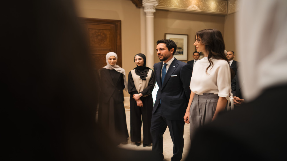 ولي العهد والأميرة رجوة يستقبلان اوائل التوجيهي ..  صور