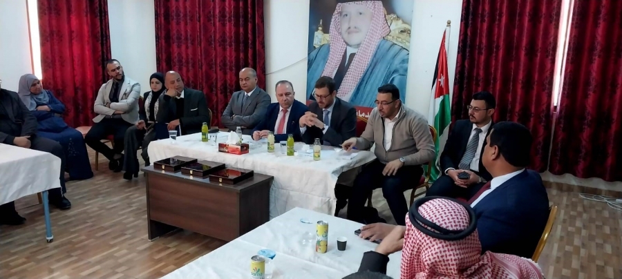 خرفان وبيكر يلتقيان أهالي مخيم البقعة