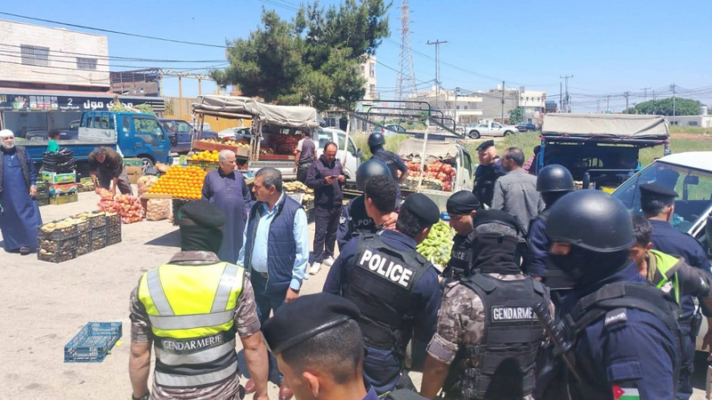  حملة رقابية لإزالة البسطات المخالفة في بني عبيد  