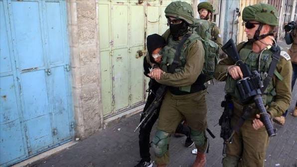 الجيش الإسرائيلي يصيب فلسطينيا ويعتقل 3 في مداهمات بالضفة