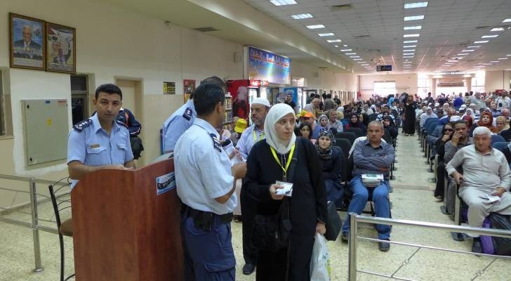 الاحتلال يعيد إغلاق معبر الكرامة ويرجع حافلات المسافرين