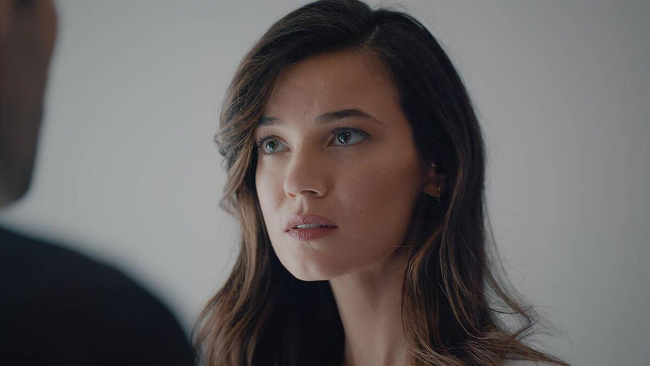 بينار دينيز تكشف صدمة مشاعرها بعد ولادة طفلها الأول