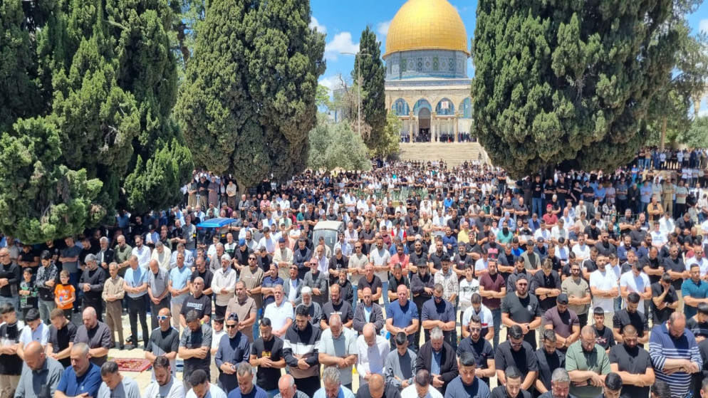 70 ألفا يؤدون الجمعة في الأقصى