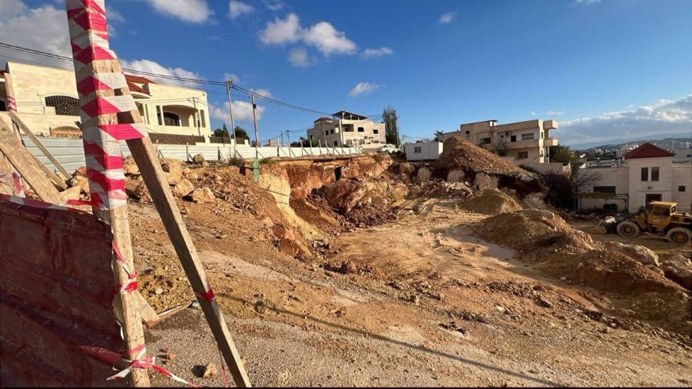 حفريات إنشائية تغلق شارعًا في الجبل الأخضر بجرش 