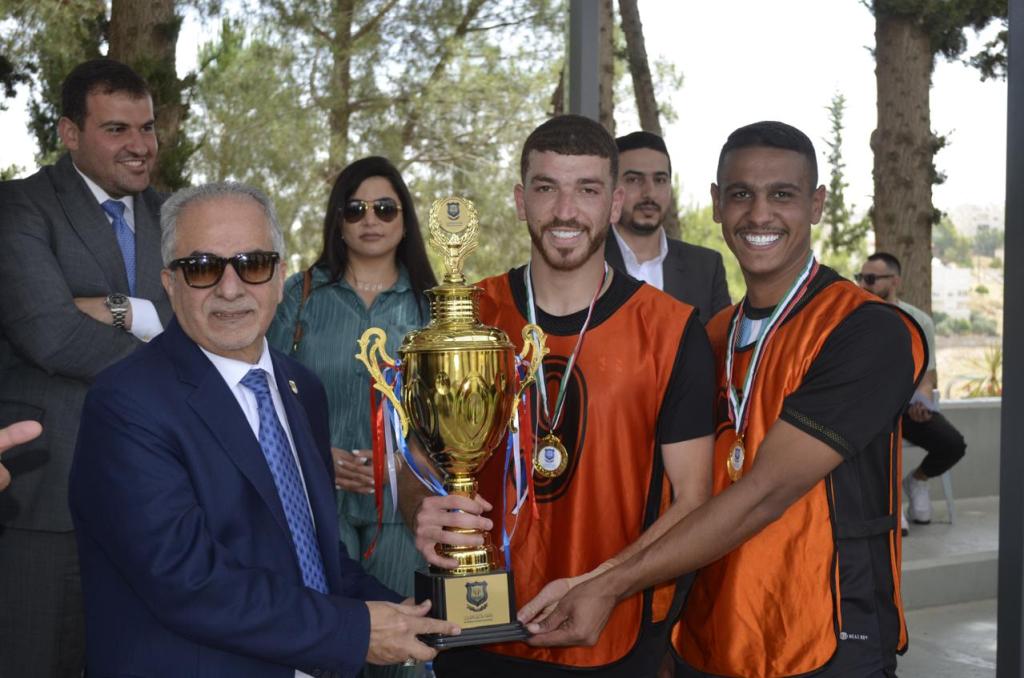 رئيس عمان الأهلية يرعى ختام منافسات خماسي كرة القدم للطلاب