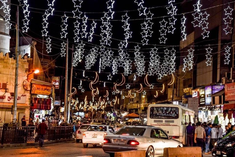 صاحب محل في عمّان بورطة ..  والسبب ما وضعه في واجهة محله ..  صورة