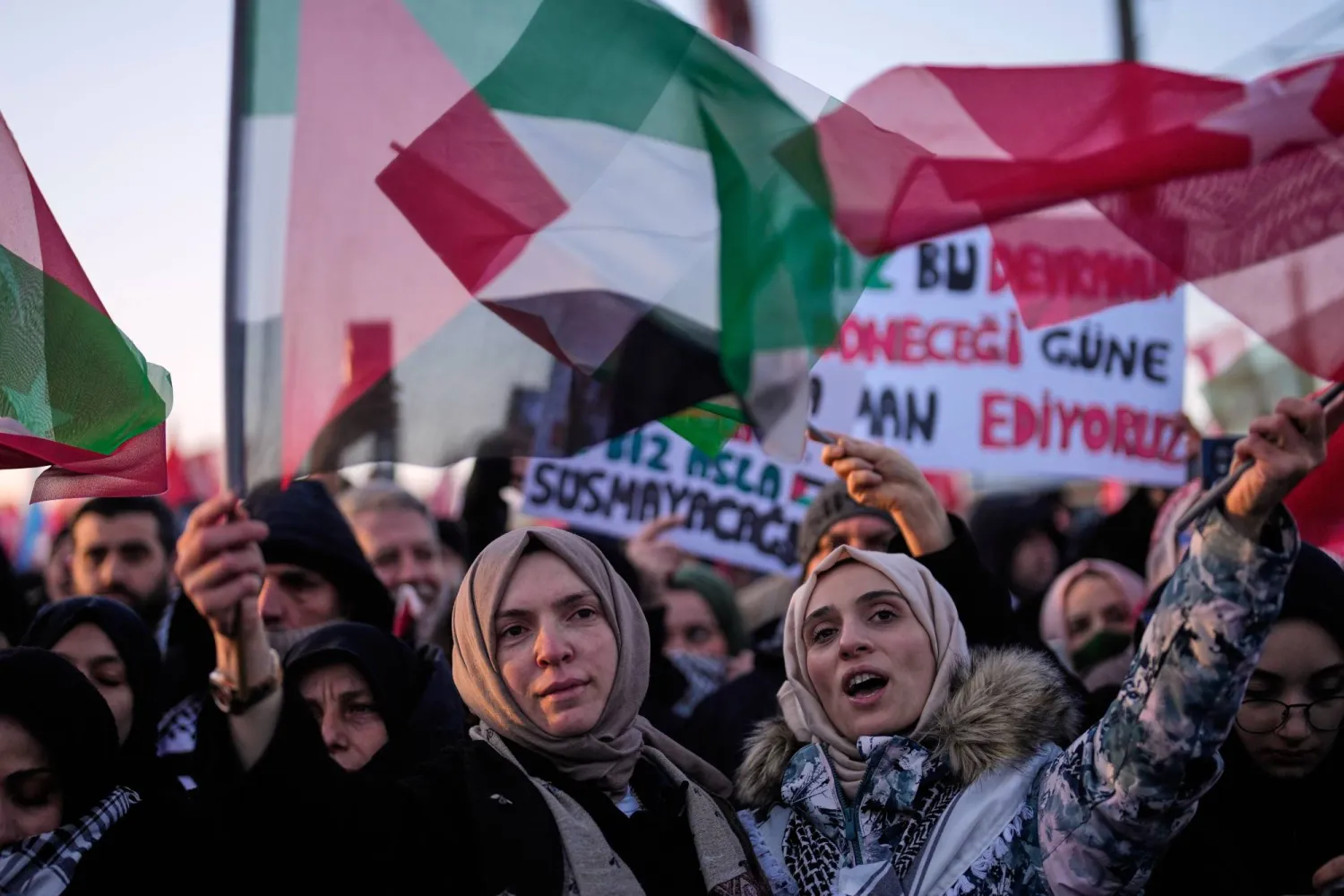 الآلاف يشاركون بمظاهرة دعماً لغزة في إسطنبول