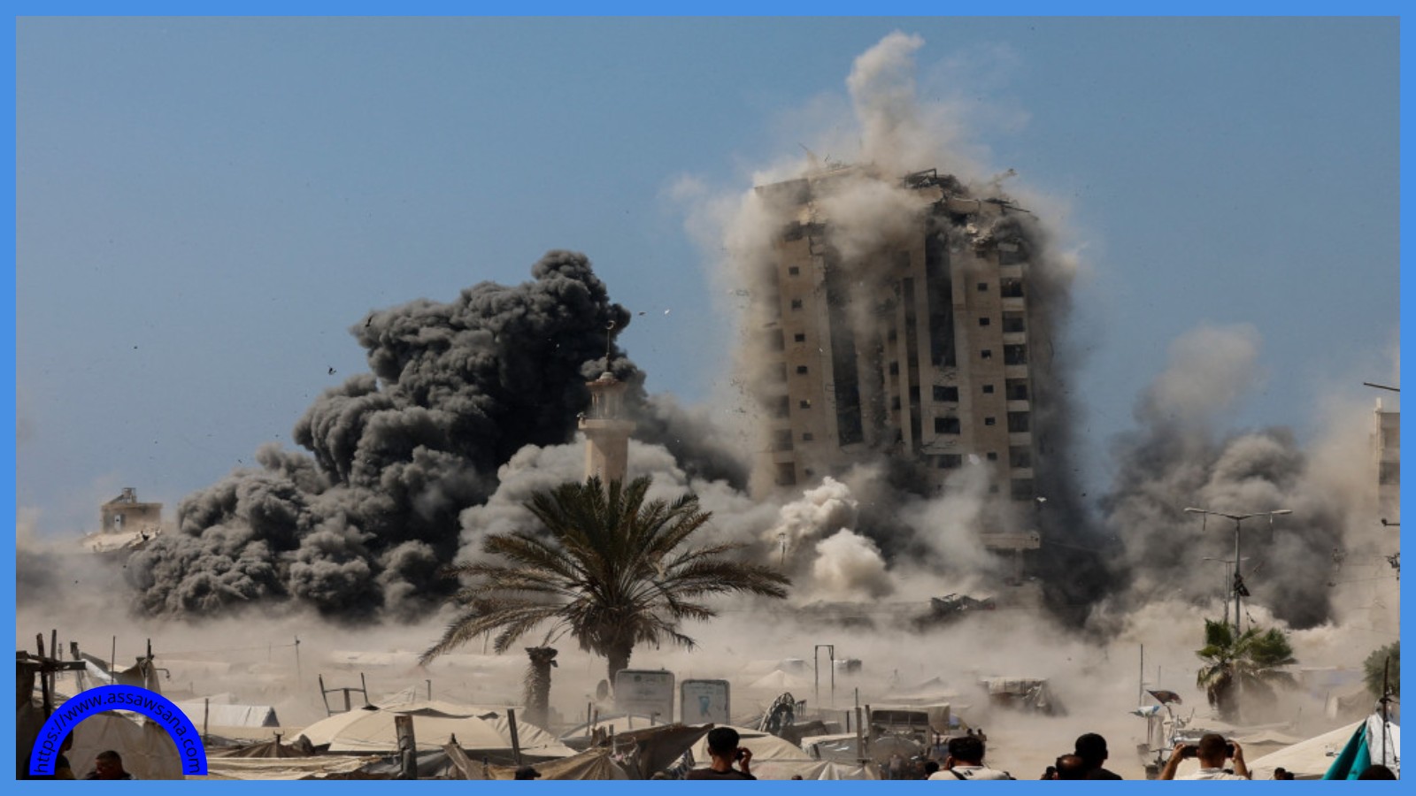 تصاعد الدخان خلال غارات إسرائيلية على برج مشتهى في مدينة غزة 
