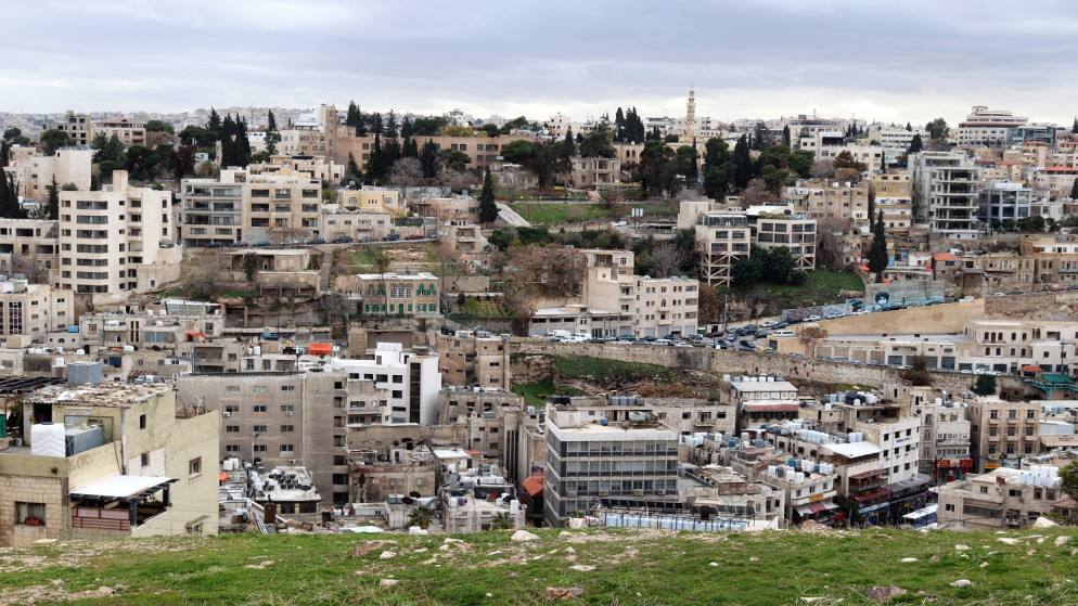 الحرارة أقل من معدلاتها بـ7 درجات وزخات مطرية متوقعة