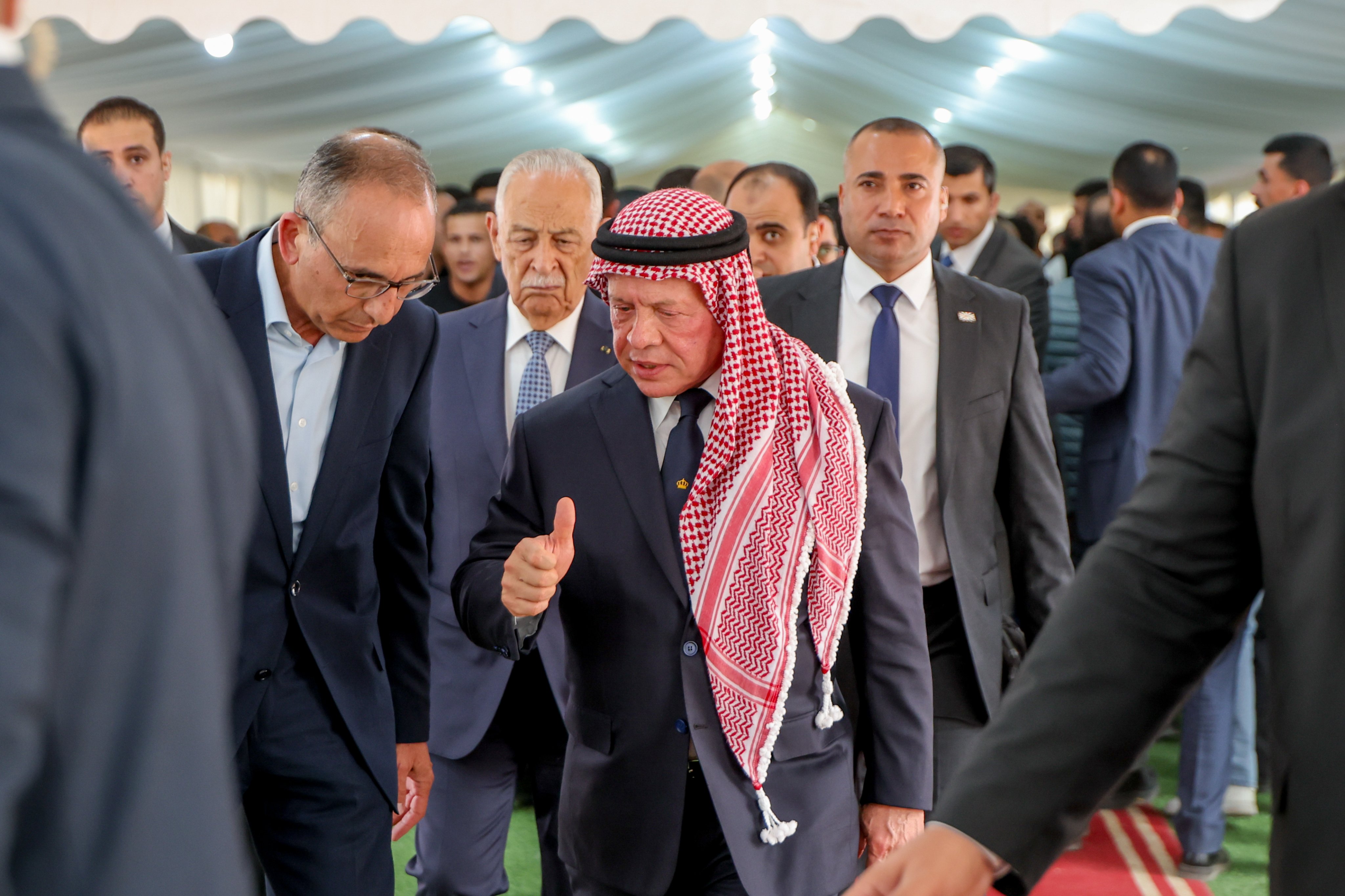 الملك يقدم واجب العزاء بشهداء الوطن في بلدة حمود بمحافظة الكرك