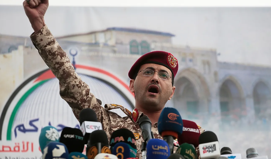 الحوثيون يعلنون تعطل الملاحة بمطار أبها بعد استهدافه بصاروخ باليستي 