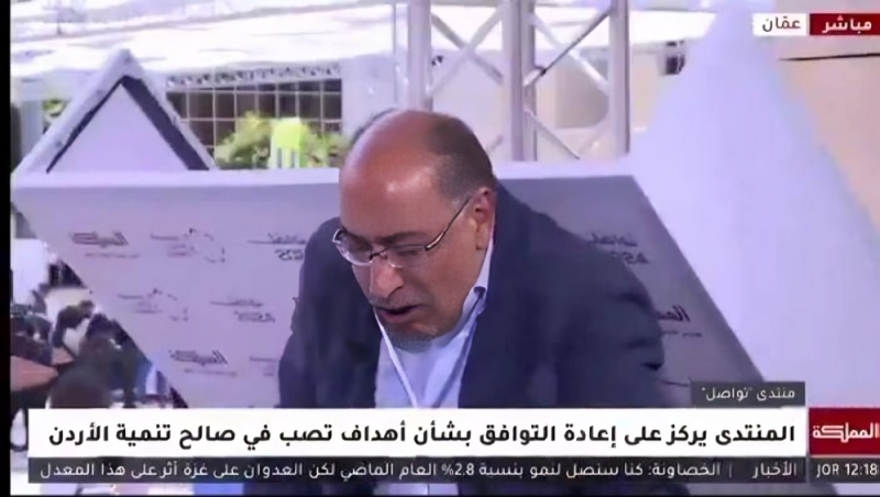 شاخصة تسقط على وزير أثناء مقابلة له على قناة المملكة .. فيديو 